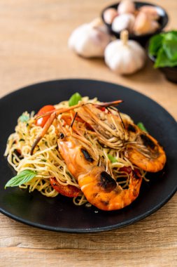 ızgara karides ve domates - İtalyan Füzyon gıda tarzı ile tavada kızartılmış spagetti