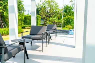 boş açık veranda güverte ve sandalye