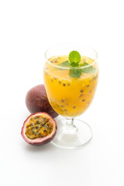 Beyaz arka planda izole edilmiş taze ve buzlu meyve suyu.