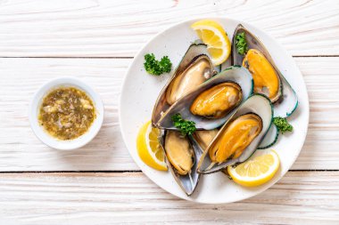deniz ürünleri midye maydanoz ve limon ile