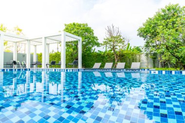 Otel ve tatil seyahat ve tatil için açık yüzme havuzunda havuzuyla yatak