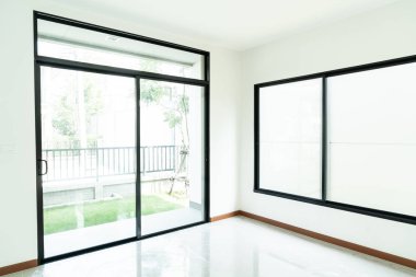 boş cam pencere ve kapı ev güneş ışığı ile