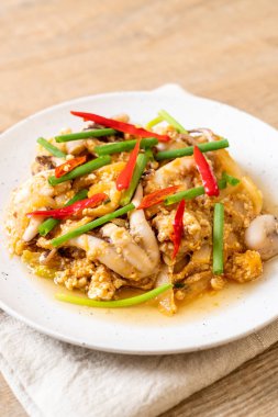 Karıştırılmış kalamar ya da tuzlu yumurtalı ahtapot - Asya deniz ürünleri tarzı