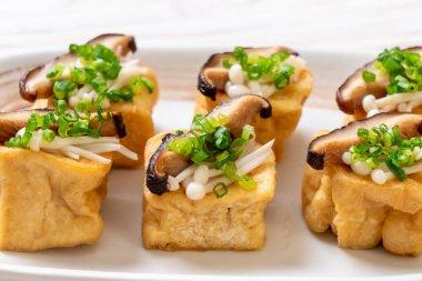 Shitake Mantarlı ızgara Tofu ve Altın İğne Mantarı - sağlıklı, vejetaryen veya vejetaryen yemek tarzı