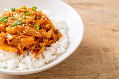 Pirinçli kimchi ve domuz kızartması. Kore usulü.