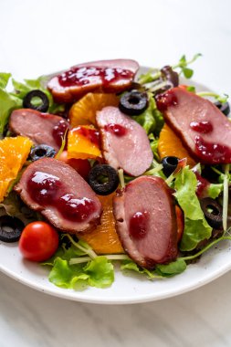 Izgara ördek göğsü sebze salatası ile