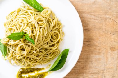 Homamade spagetti pesto sos, zeytin yağı ve fesleğen yaprakları ile.