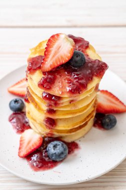 çilek, yaban mersini ve berry sos ile gözleme