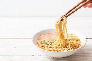 chaashu domuz eti - Japon tarzı ile TONKOTSU ramen erişte