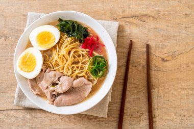 domuz eti ve yumurta - Japon tarzı ile TONKOTSU ramen erişte