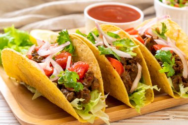 Meksika usulü et ve sebzeli taco.