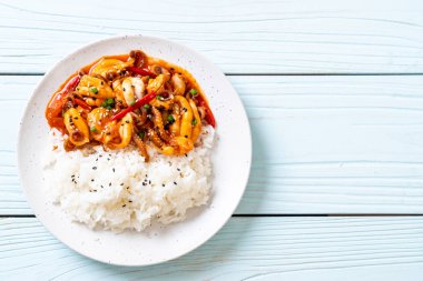 tavada kızartılmış ahtapot veya kalamar ve pirinç - Kore yemeği tarzı ile Kore baharatlı hamur (osam bulgogi)