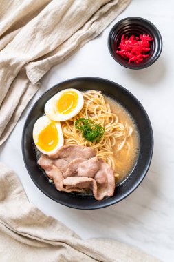 domuz eti ve yumurta - Japon tarzı ile TONKOTSU ramen erişte