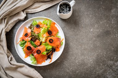 Füme somon salata - sağlıklı gıda tarzı