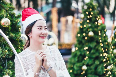 hediye şenlikli Noel Fuarı - vintage etkisi filtre ile gülümseyen güzel genç Asyalı kadın portresi