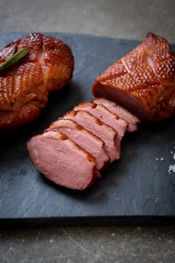 Kızarmış ördek göğsü siyah arduvaz plaka üzerinde