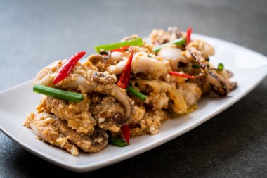 Karıştırılmış kalamar ya da tuzlu yumurtalı ahtapot - Asya deniz ürünleri tarzı