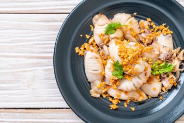 Kızarmış kalamar ya da tabakta sarımsak olan ahtapot.