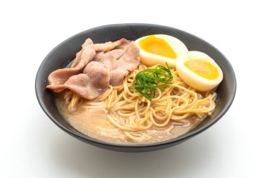 domuz eti ve yumurta beyaz arka plan üzerinde izole TONKOTSU ramen erişte