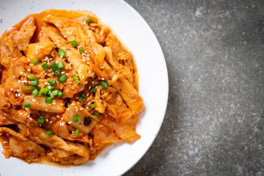Kore usulü kimchi ile kızartılmış domuz eti.