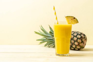 Tahta masada taze ananas suyu bardağı - Sağlıklı içecek