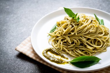 Homamade spagetti pesto sos, zeytin yağı ve fesleğen yaprakları ile.