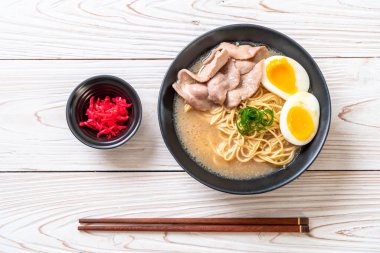 domuz eti ve yumurta - Japon tarzı ile TONKOTSU ramen erişte