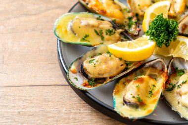 Peynirli taze midye.