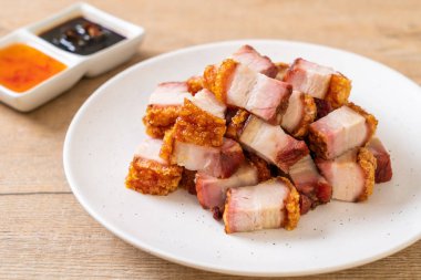 Kıtır kıtır domuz eti mi yoksa kızarmış domuz eti mi?