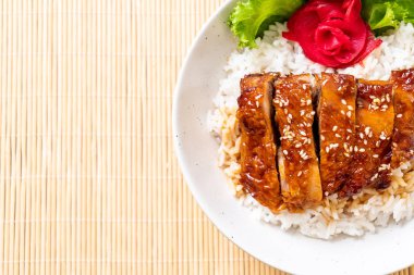 tepesinde ekmek kapısı üzerinde teriyaki soslu ızgara tavuk