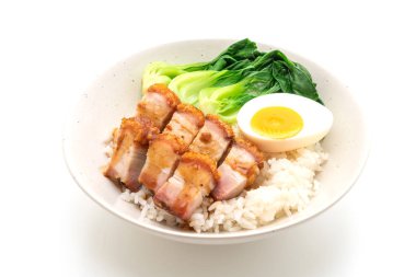 Beyaz arka plan üzerinde - Asya gıda tarzı izole tepesinde pirinç gevrek domuz yağı