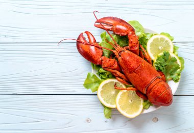 taze Haşlanmış istakoz sebze ve limon ile