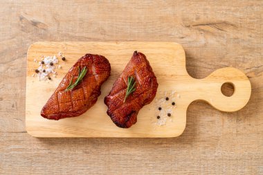 Kızarmış ördek göğsü ahşap tahta üzerinde