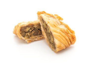 tavuk köri puf böreği beyaz arka plan üzerinde izole