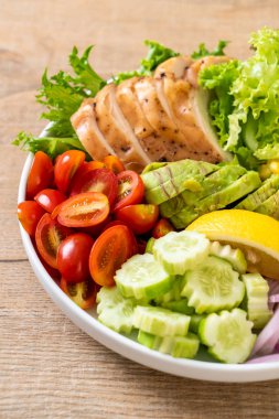 Tavuk göğsü - sağlıklı gıda tarzı ile sağlıklı salata kasesi