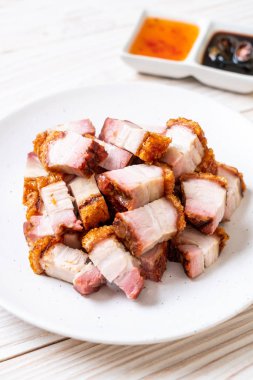 Kıtır kıtır domuz eti mi yoksa kızarmış domuz eti mi?