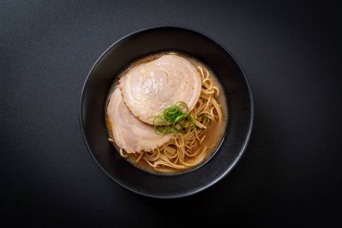 chaashu domuz eti - Japon tarzı ile TONKOTSU ramen erişte