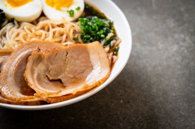 Japon usulü domuz eti ve yumurtalı Shoyu eriştesi.