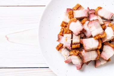 Kıtır kıtır domuz eti mi yoksa kızarmış domuz eti mi?