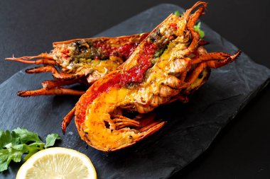 Limonlu ızgara ıstakoz biftek.