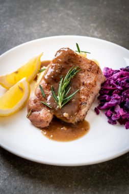 kırmızı lahana ve patates püresi beyaz plaka üzerinde domuz eti biftek