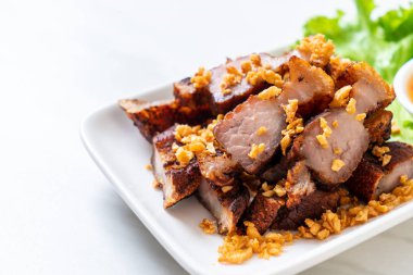 Fried çizgili domuz eti veya gevrek domuz eti veya derin kızarmış domuz yağı sarımsak ile
