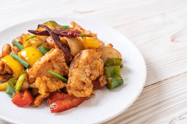 Kaju fıstığı - Asya gıda ile tavada kızartılmış tavuk