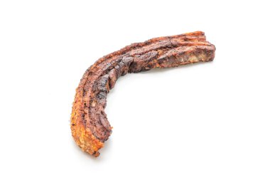 Fried çizgili domuz eti veya gevrek domuz eti veya derin kızarmış domuz eti beyaz arka plan üzerinde izole