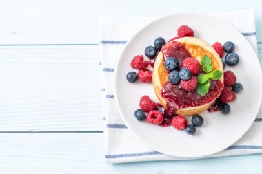 Taze ahududu ve yabanmersinli gözleme.