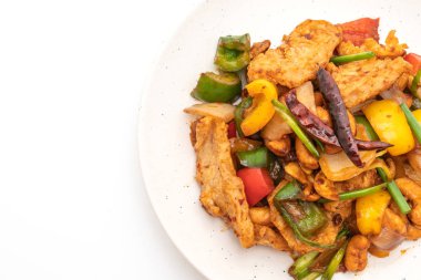 Kaju fıstığı beyaz arka plan üzerinde izole ile tavada kızartılmış tavuk