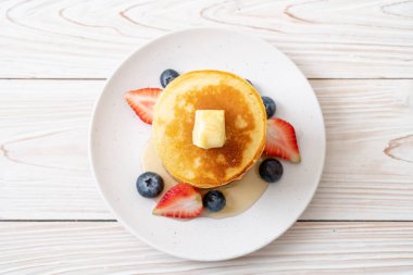 tereyağlı gözleme, çilek, yabanmersini ve bal