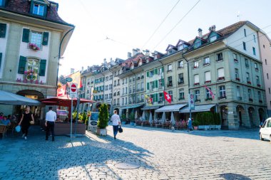 Bern, İsviçre - 23 Ağustos 2018: alışveriş sokağı üzerinde insanlarla Zytglogge Astronomik Saat Kulesi Bern İsviçre.