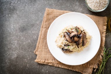 Mantar ve peynir ile ev yapımı risotto