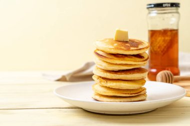 tereyağı ve bal ile krep yığını